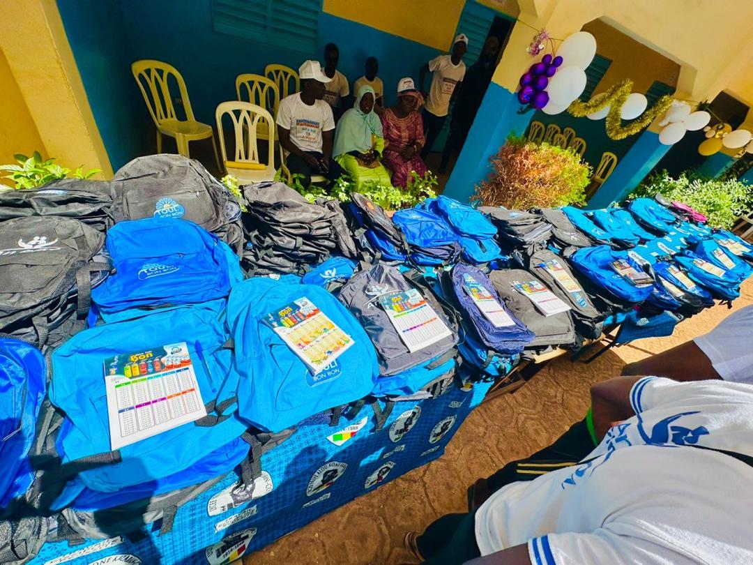 Caravane scolaire :  An Biko poursuit son engagement en offrants 300 kits scolaires à l’Association des Promotrices d’Écoles Privées du Mali. 